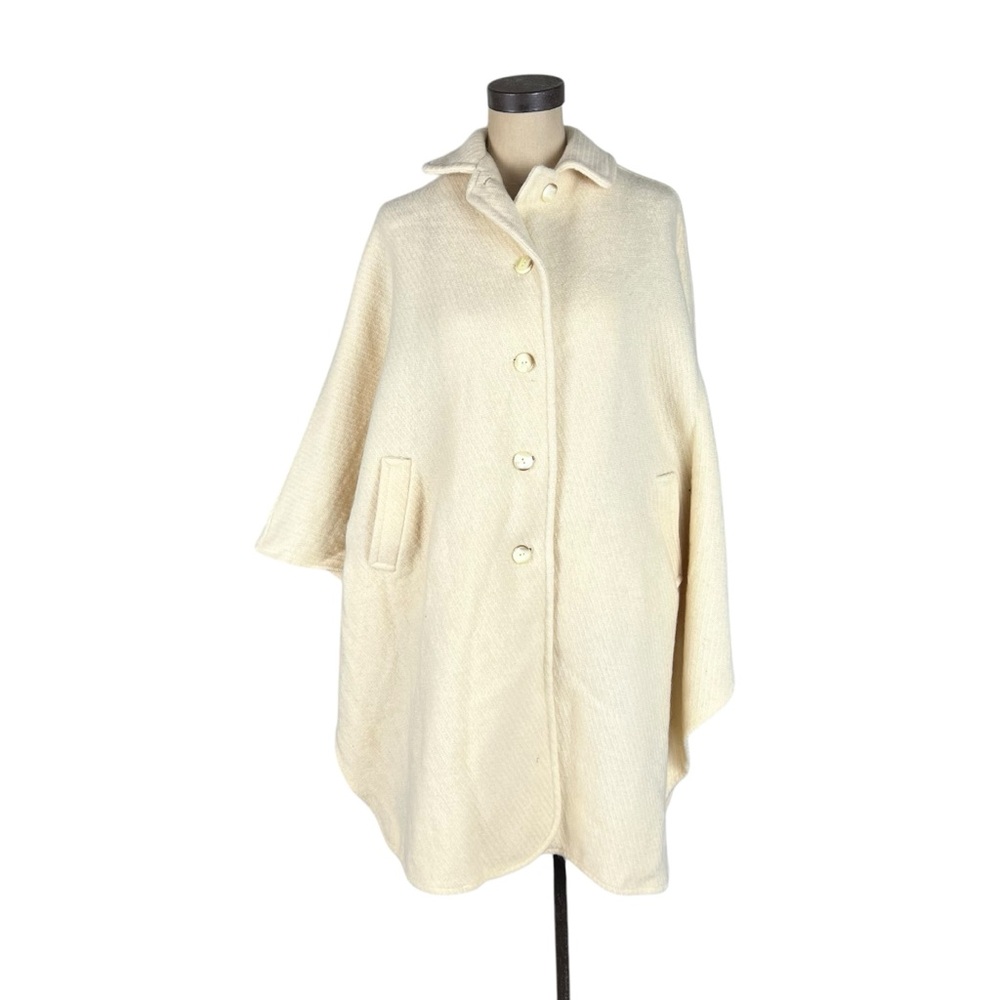Vintage Hilda Ltd. 60s Cream 100%‎ wool Women’s button front poncho from Iceland